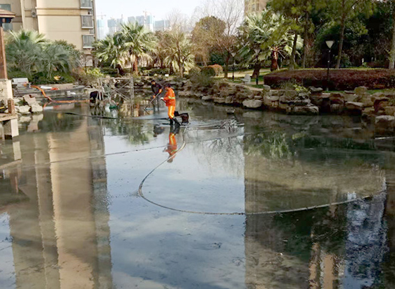 天涯镇景观池淤泥清理