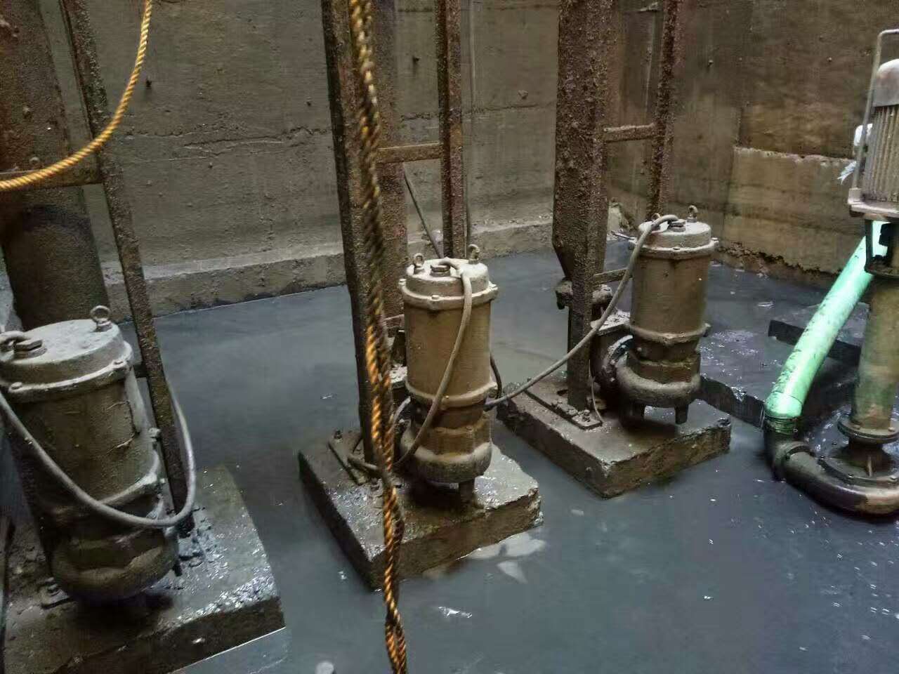 天涯镇污水池清理