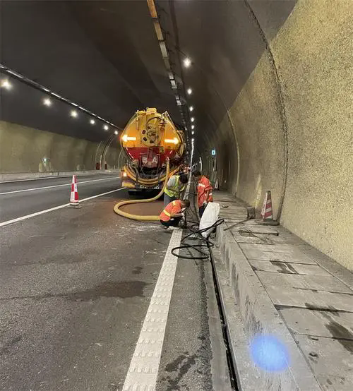 天涯镇隧道排水渠清淤